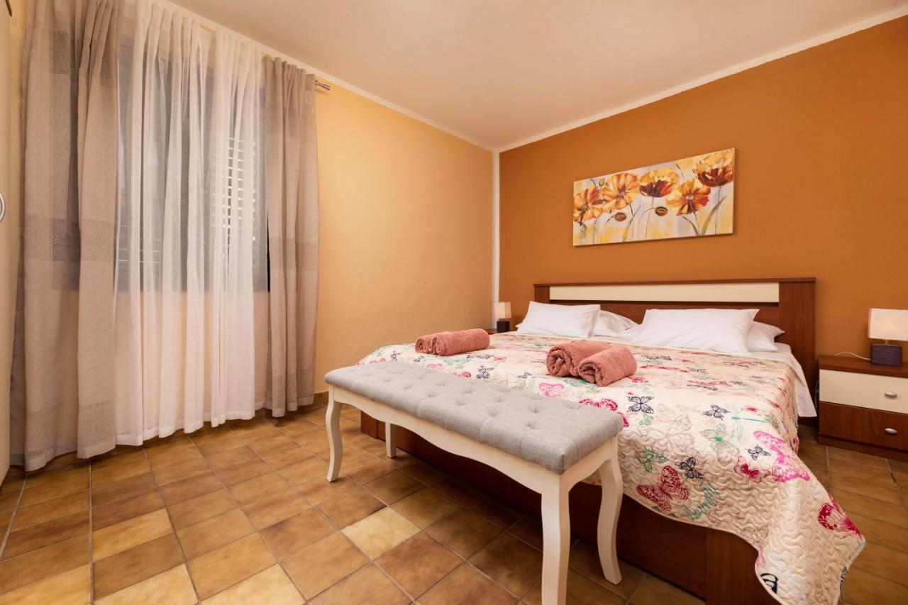 Apartman "Ela" Njivice Exterior foto