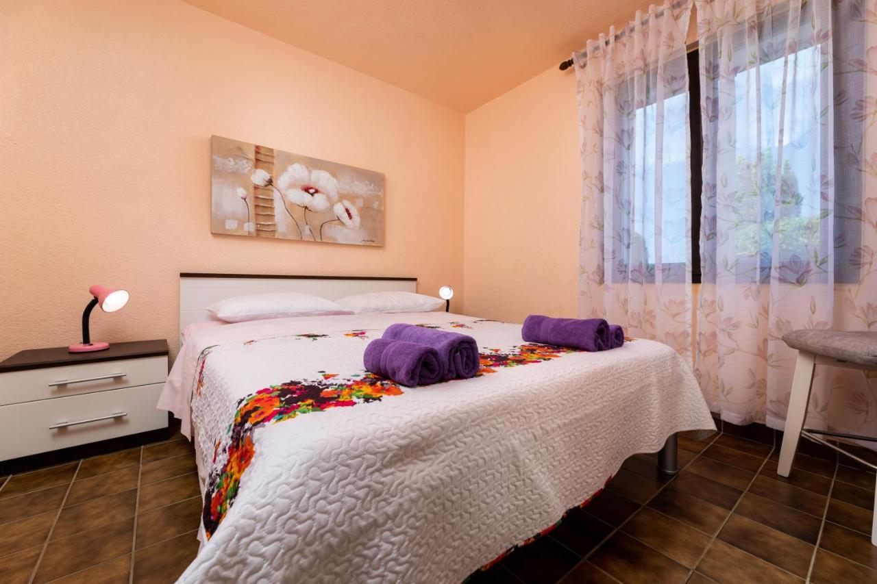 Apartman "Ela" Njivice Exterior foto