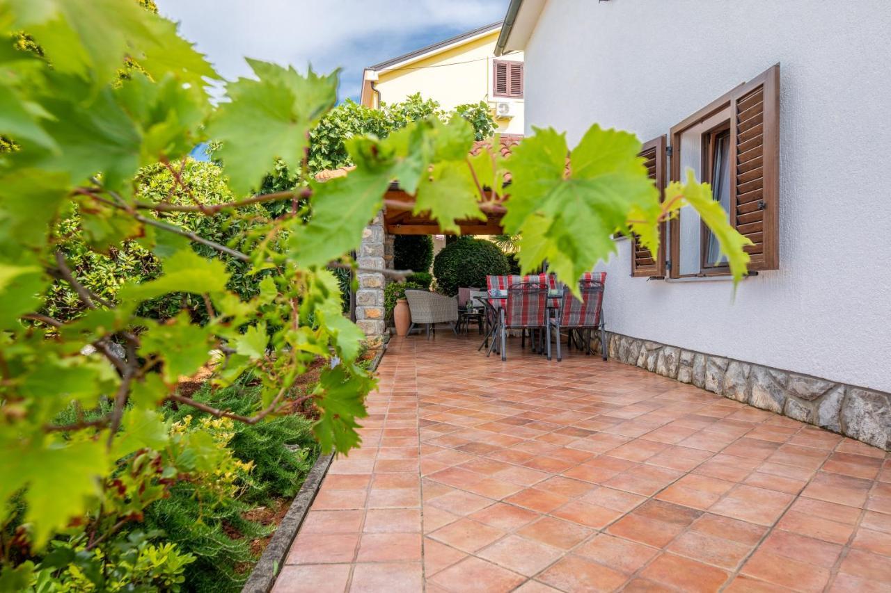 Apartman "Ela" Njivice Exterior foto