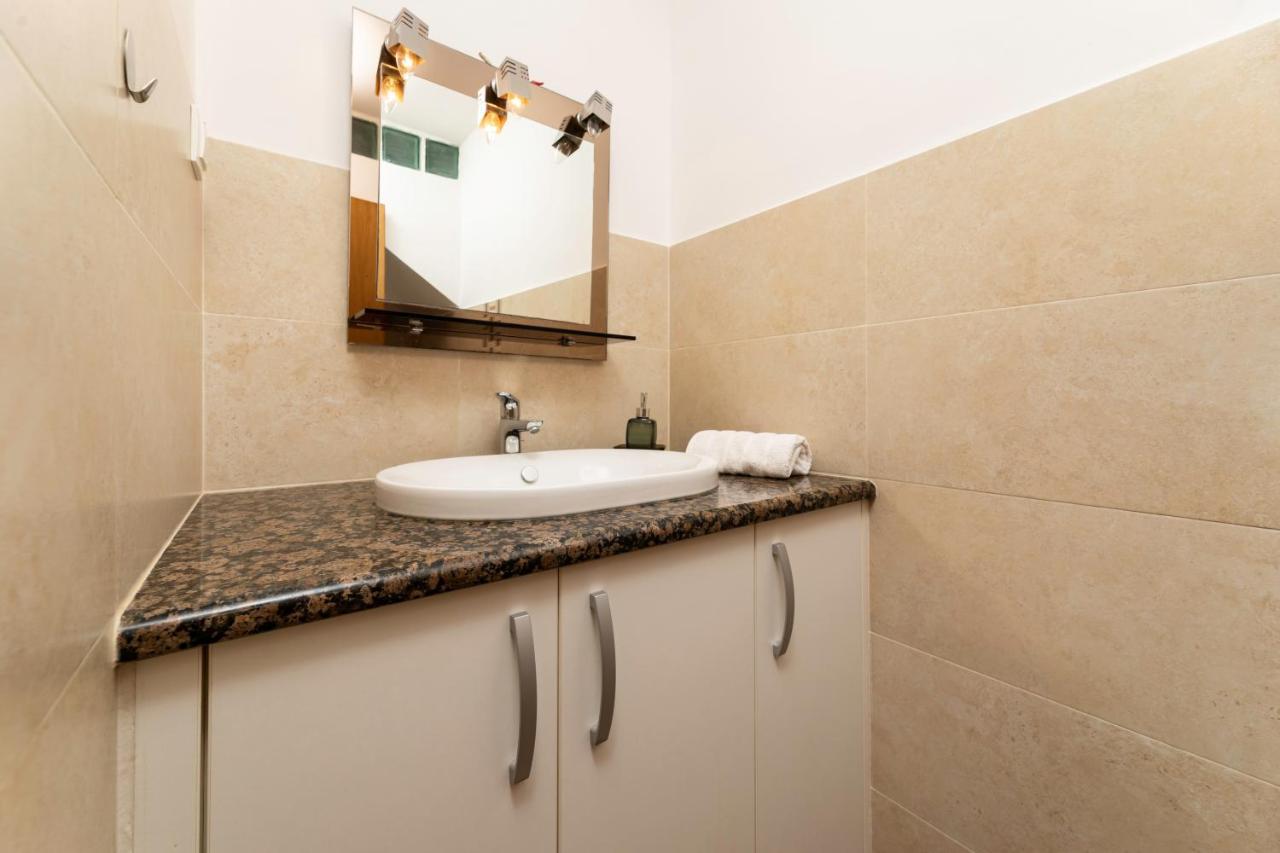 Apartman "Ela" Njivice Exterior foto