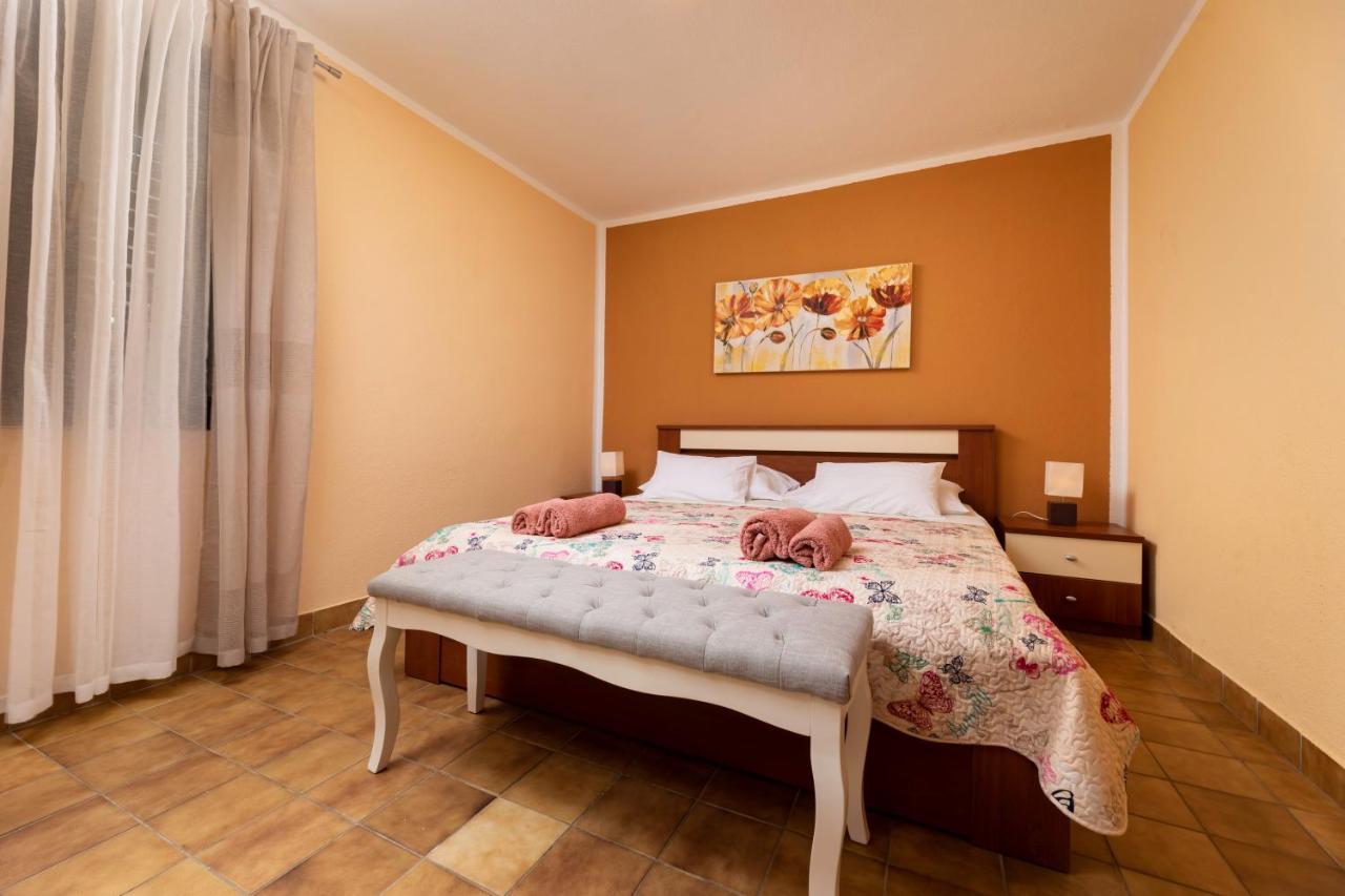 Apartman "Ela" Njivice Exterior foto